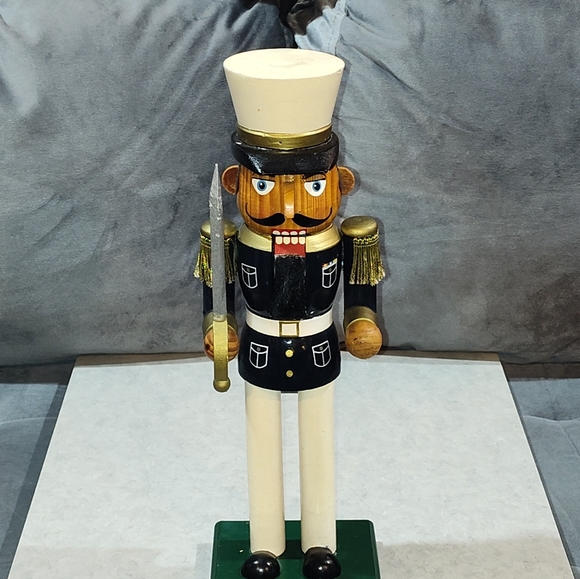 LIMITED EDITION HAND CRAFTED WOOD MILTARY SOLIDER HOLIDAY NUT CRACKER #62 OF 472 - Picture 12 of 13